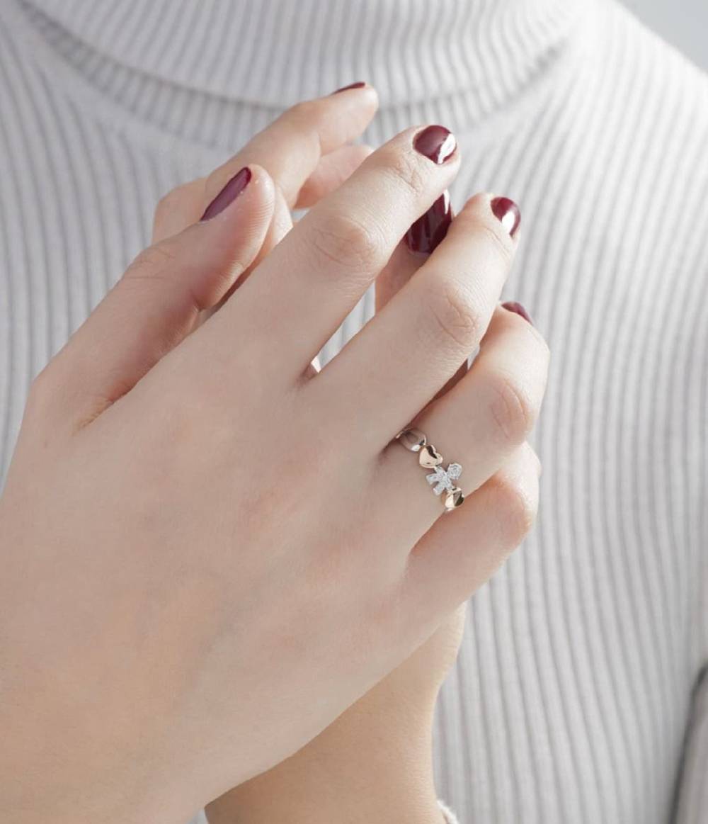 Le Bebé Anello I Preziosi con sagoma bimbo in oro bianco e diamanti